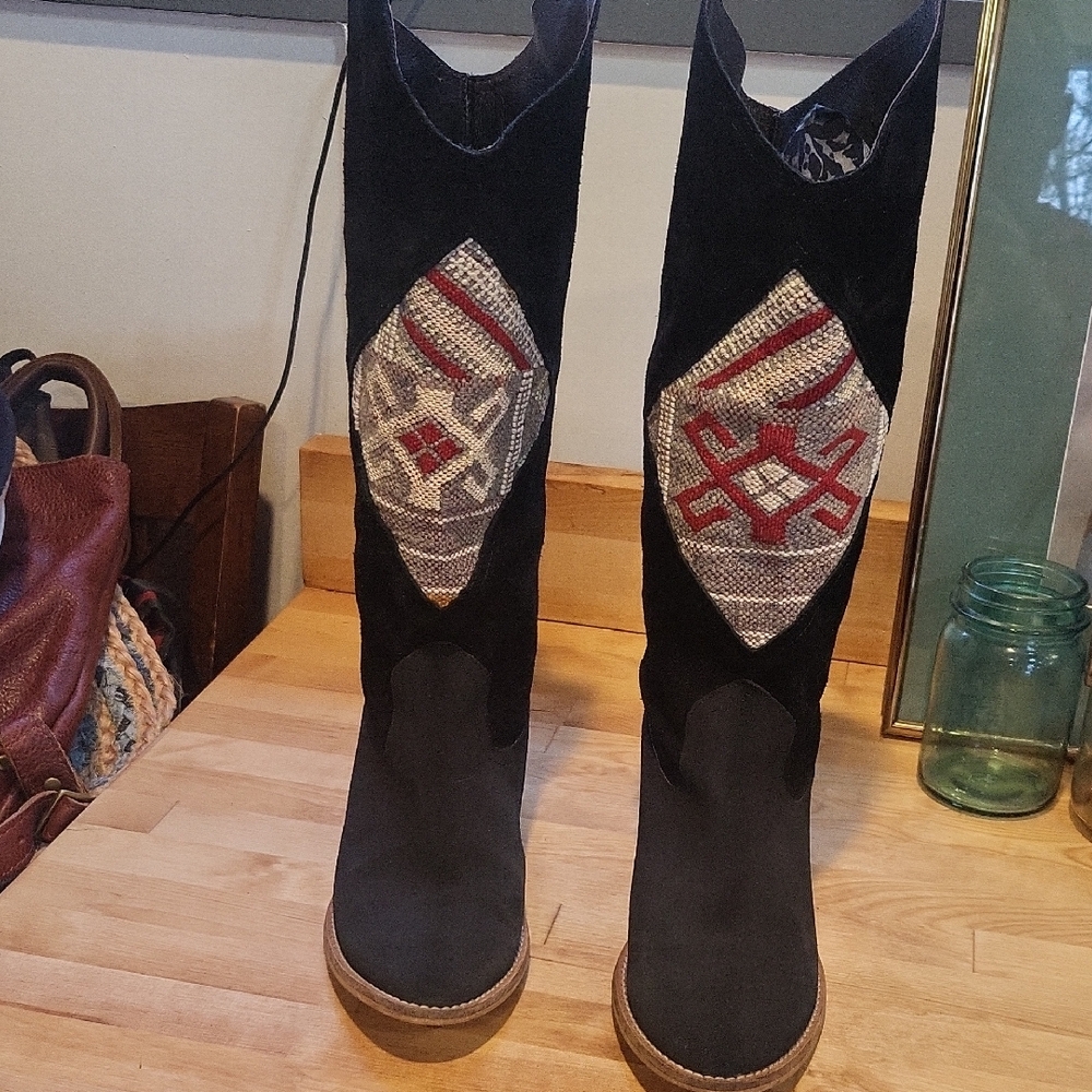 Elegant Black and Red Embroidered Heeled Boots